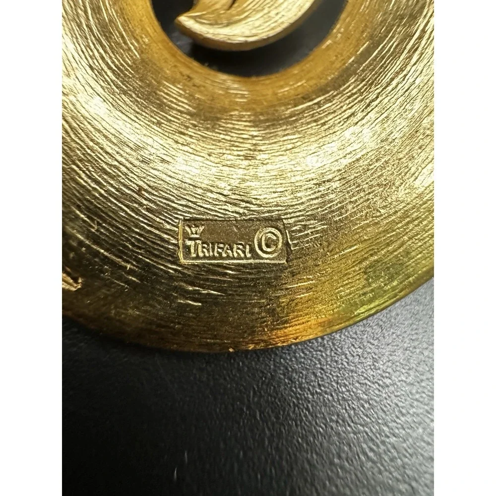 Crown Trifari Vintage Gold Tone Swirl‎ Brooch Textured Spiral Pin Mid Century